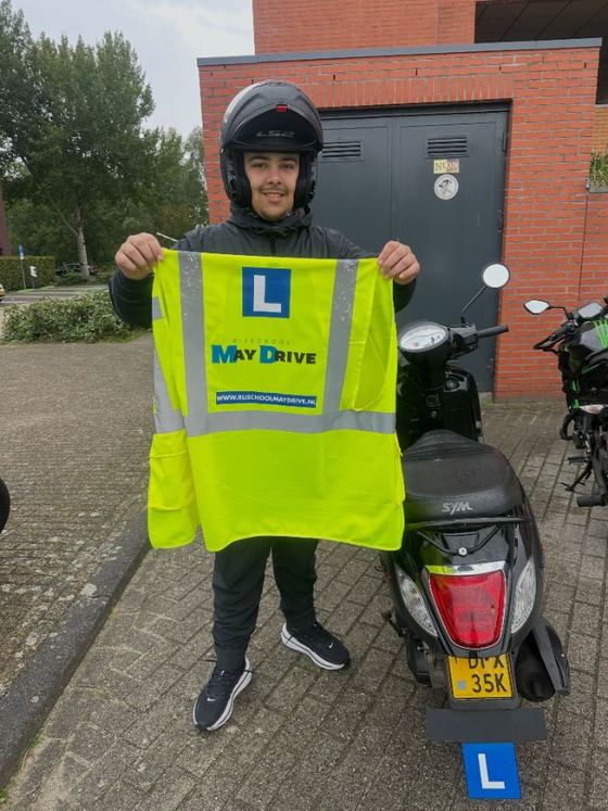 Geslaagde leerling van Rijschool Maydrive – Bromfiets