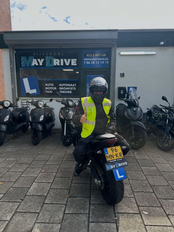 Geslaagde leerling van Rijschool Maydrive – Motor (A)