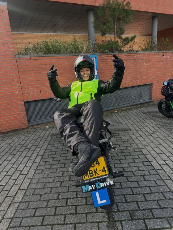 Geslaagde leerling van Rijschool Maydrive – Motor (A)